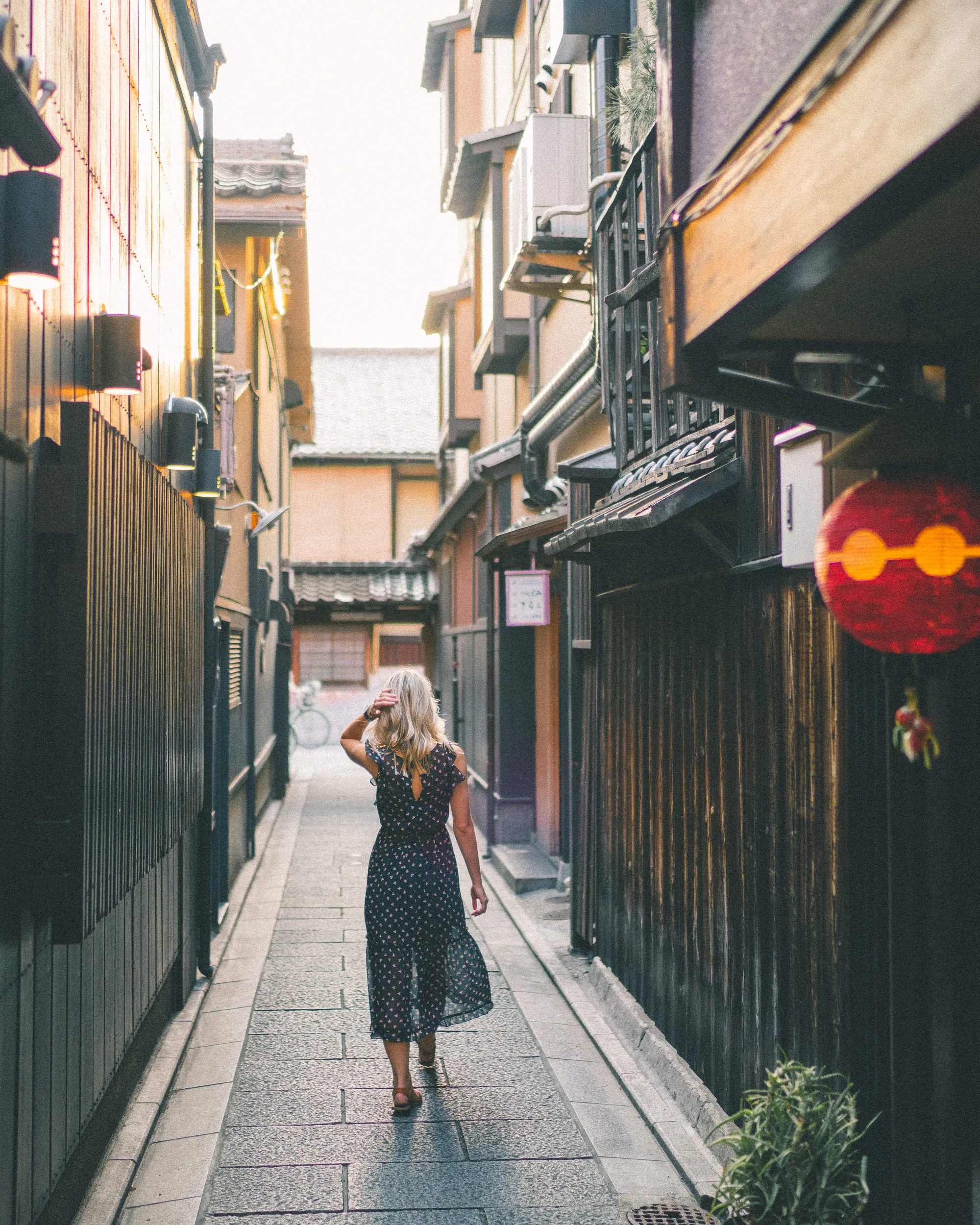 Backstreets-of-Shijo-Dori-in-Kyoto-Japan.jpg