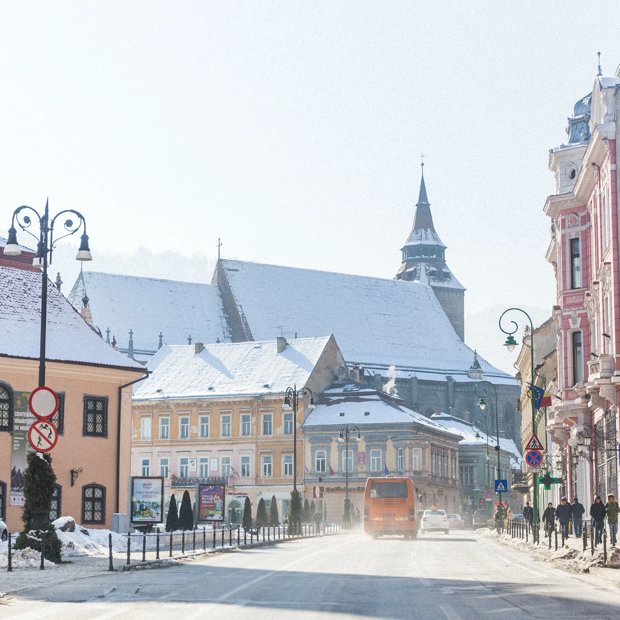 Brasov-Romania-town-square.jpg