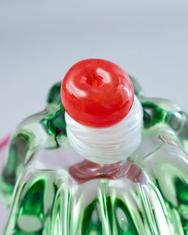 绿色纹理玻璃容器配红色圆盖，螺纹连接处工艺精湛