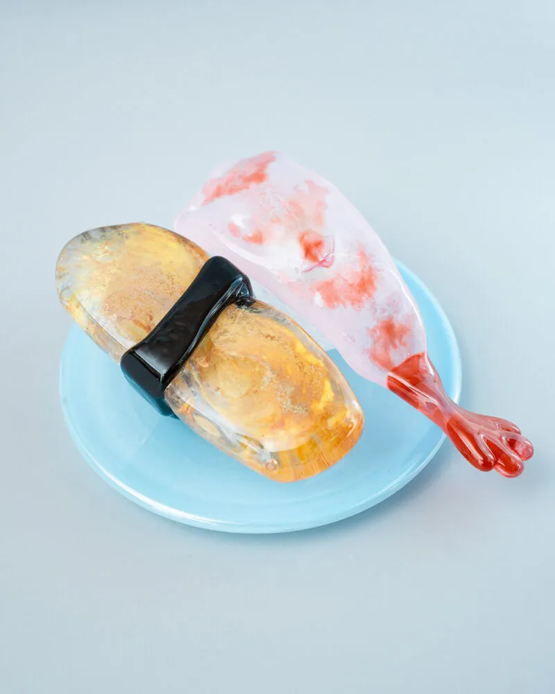 浅蓝盘上的玻璃仿食摆件，黄白两色器物彼此呼应