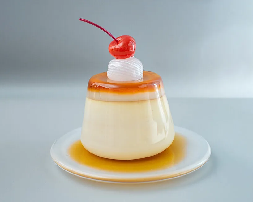 玻璃吹制的铜锣烧与甜品，蜂蜜色泽的光泽几可乱真