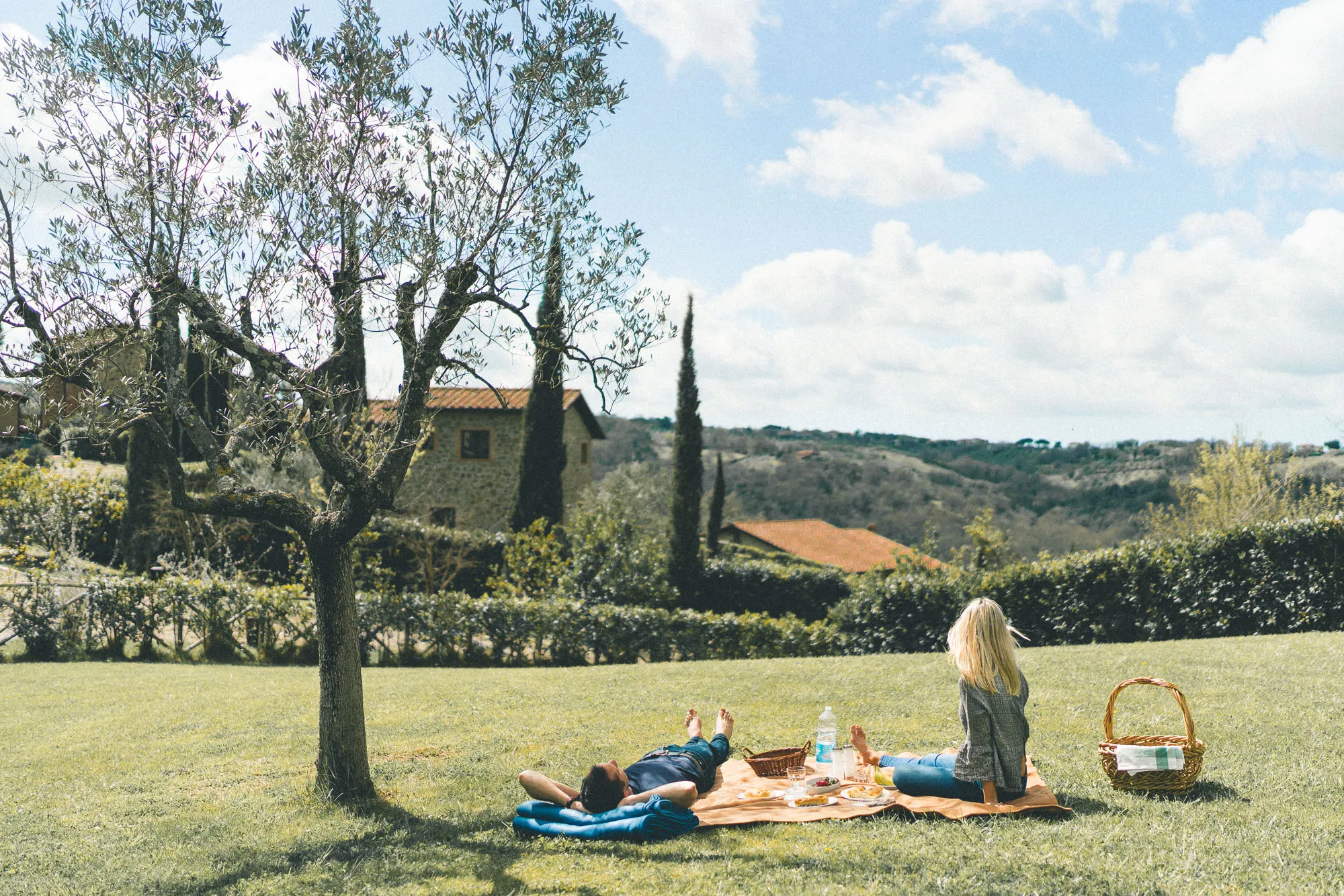 picnic-lunch-in-southern-tuscany-italy.jpg
