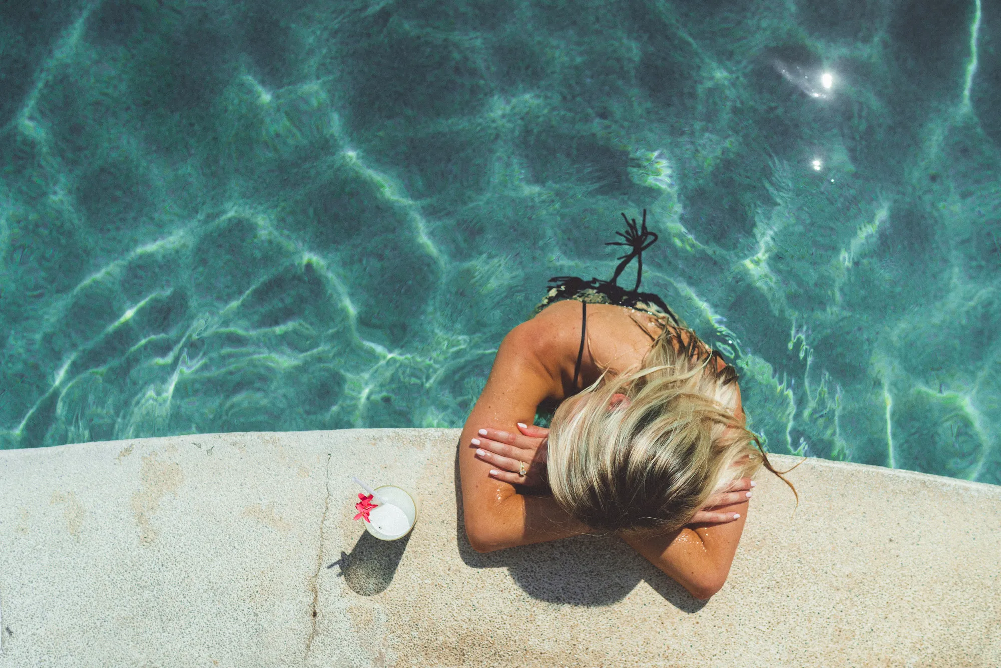 pool-time-in-mexico-with-cocktails.jpg