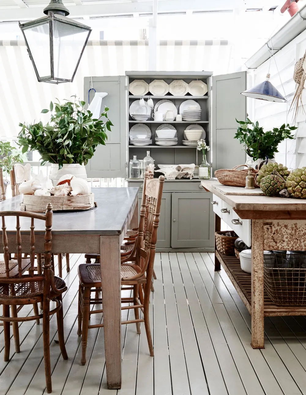 ulifeel_A-Photographers-Brisbane-Home-Full-of-Collections-and-Coastal-Décor-11-1.jpg